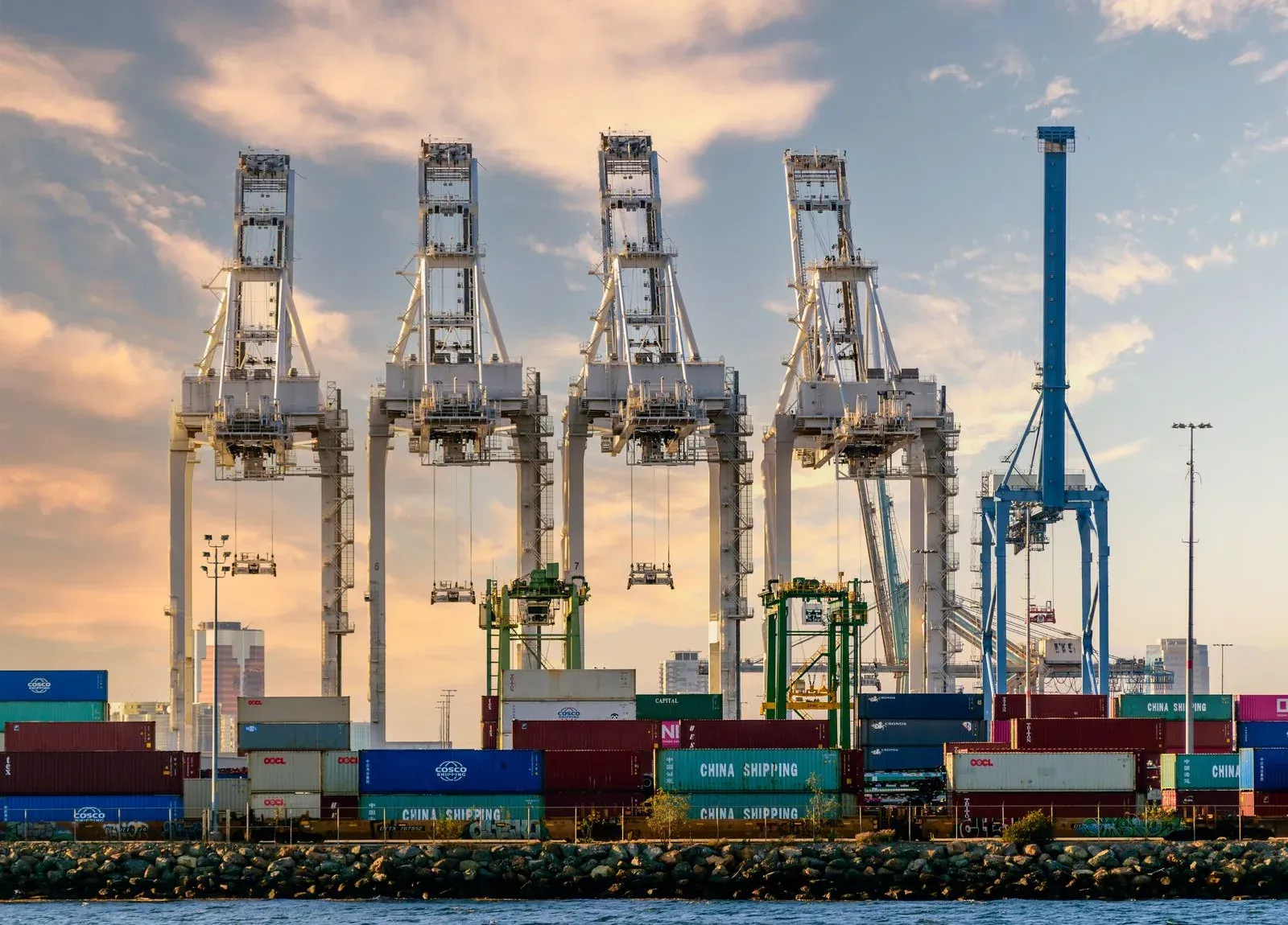 Principali porti britannici per le importazioni dalla Cina: come scegliere il porto di ingresso nel 2026 (FCL, LCL e DDP)